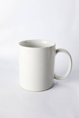 Beyaz arkaplanda izole edilmiş boş bir seramik beyaz bardak.