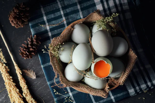 Bambu Sepetinde Taze Çiğ Ördek Yumurtası Koyu Renk Dokuma Arka Stok Fotoğraf