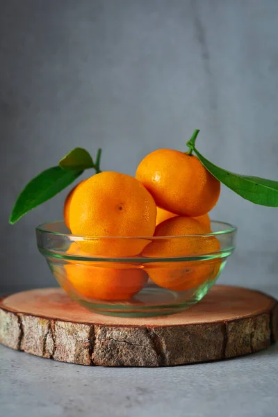 Apelsinfrukter Glasskål Mandarin Apelsin Frukter Grå Och Konsistens Bakgrund Stockbild