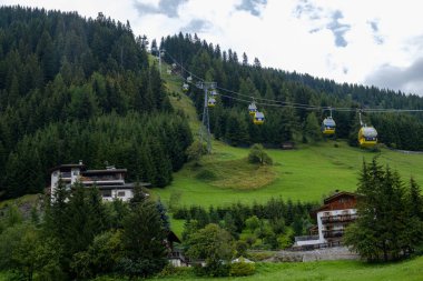 Corvara - Ağustos 2020: Dolomites Dağı 'nın manzarası teleferikli