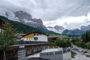 Corvara - Ağustos 2020: Arka planda Dolomiti olan San Cassiano şehir merkezi manzarası