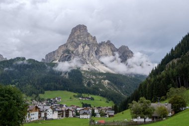 Corvara - Ağustos 2020: Yazın Corvara 'dan Sassongher manzarası