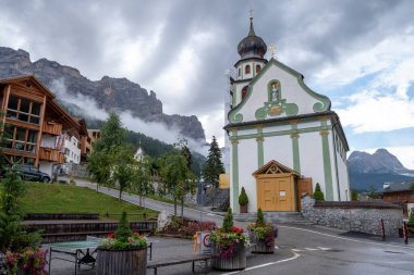 San Cassiano 'nun merkezindeki kilise, Dolomitler.