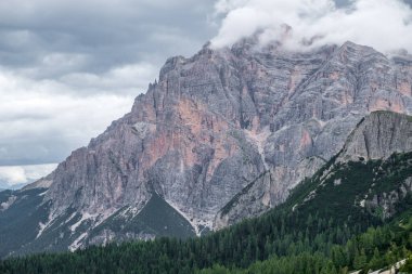 Cortina d 'Ampezzo yakınlarındaki Passo Falzarego' dan Dolomiti manzarası