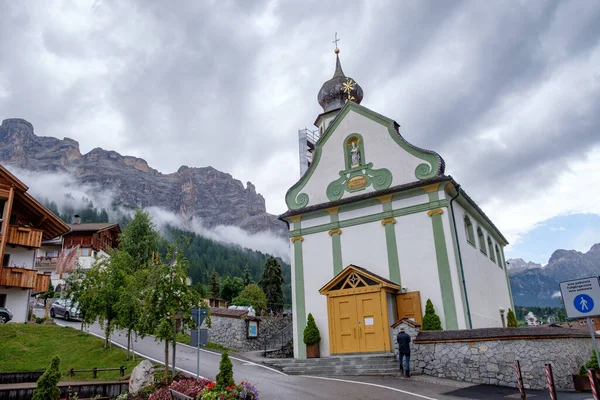 San Cassiano 'nun merkezindeki kilise, Dolomitler.