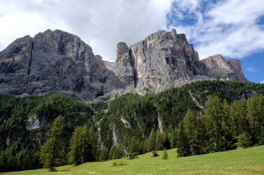 Colfosco yakınlarındaki Sellaronda Manzarası - Cascate Piscandul