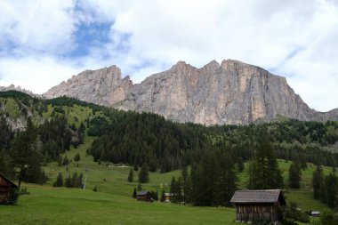Colfosco yakınlarındaki Sellaronda Manzarası - Cascate Piscandul