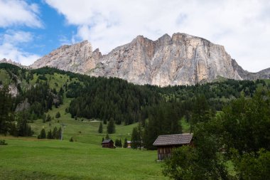 Colfosco yakınlarındaki Sellaronda Manzarası - Cascate Piscandul