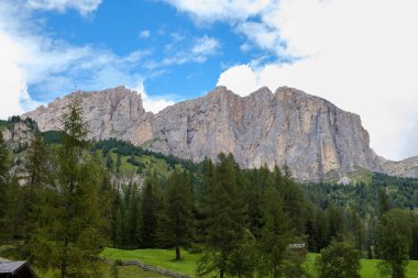 Colfosco yakınlarındaki Sellaronda Manzarası - Cascate Piscandul