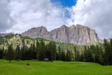 Colfosco yakınlarındaki Sellaronda Manzarası - Cascate Piscandul