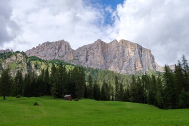 Colfosco yakınlarındaki Sellaronda Manzarası - Cascate Piscandul