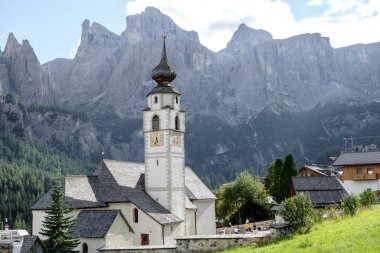 Corvara - Ağustos: Colfosco, Dolomites, İtalya 'daki St. Vigilius Kilisesi