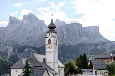 Corvara - Ağustos: Colfosco, Dolomites, İtalya 'daki St. Vigilius Kilisesi