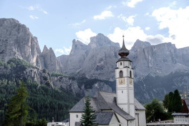 Corvara - Ağustos: Colfosco, Dolomites, İtalya 'daki St. Vigilius Kilisesi