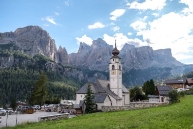 Corvara - Ağustos: Colfosco, Dolomites, İtalya 'daki St. Vigilius Kilisesi