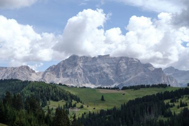 Corvara - Ağustos: Corvara 'daki Dolomite Dağları' ndaki Sasso della Croce grubunun güzel panoraması. İtalya