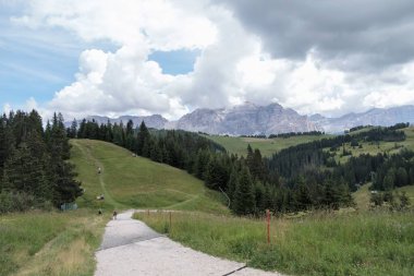 Corvara - Ağustos: Corvara 'daki Dolomite Dağları' ndaki Sasso della Croce grubunun güzel panoraması. İtalya