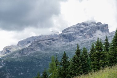 Alta Badia - Ağustos 2020: Güney Tyrol 'daki Piz Boe' (dolomite dağı) manzarasının panoramik görünümü