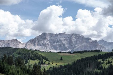 Corvara - Ağustos: Corvara 'daki Dolomite Dağları' ndaki Sasso della Croce grubunun güzel panoraması. İtalya