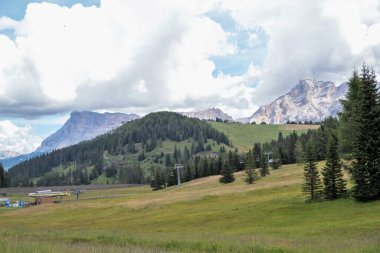 Corvara - Ağustos: Corvara 'daki Dolomite Dağları' ndaki Sasso della Croce grubunun güzel panoraması. İtalya