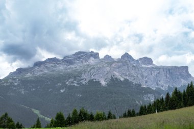 Corvara - Ağustos: Corvara 'daki Dolomite Dağları' ndaki Sasso della Croce grubunun güzel panoraması. İtalya