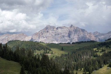 Corvara - Ağustos: Corvara 'daki Dolomite Dağları' ndaki Sasso della Croce grubunun güzel panoraması. İtalya