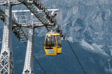 Corvara - Ağustos: Dolomites Dağı 'nın manzarası teleferikli