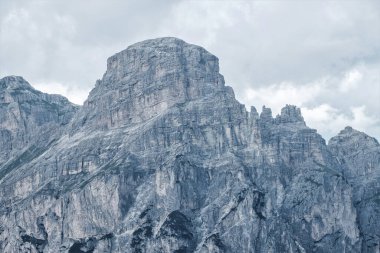 Corvara - Ağustos: Yazın Corvara 'dan Sassongher manzarası