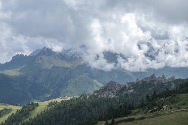 Alta Badia - Ağustos: Dolomitlerin dağlarındaki Piz Boe 'nun ve mavi gökyüzünün inanılmaz manzarası