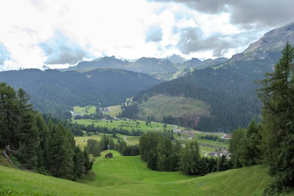 Corvara - Ağustos: Corvara 'daki Dolomite Dağları' ndaki Sasso della Croce grubunun güzel panoraması. İtalya