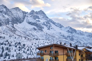 Tonale, İtalya: Passo del Tonale 'nin kışın mavi gökyüzü manzarası, İtalya