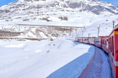 Bernina dağ geçidi. Meşhur kırmızı tren beyaz gölü geçiyor. İsviçre topraklarının muhteşem manzarası. Ünlü bir yer ve turistlerin ilgi odağı. İsviçre 'nin en iyisi