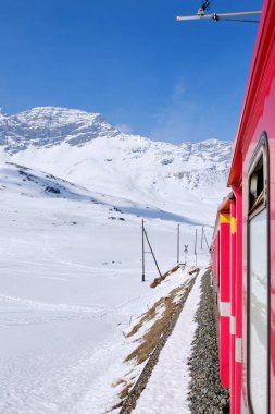 Bernina dağ geçidi. Meşhur kırmızı tren beyaz gölü geçiyor. İsviçre topraklarının muhteşem manzarası. Ünlü bir yer ve turistlerin ilgi odağı. İsviçre 'nin en iyisi