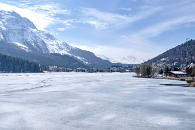 St. Moritz manzarası, ünlü kış sporları ve lüks mağazası. İsviçre.