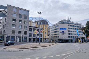 St. Moritz manzarası, ünlü kış sporları ve lüks mağazası. İsviçre.