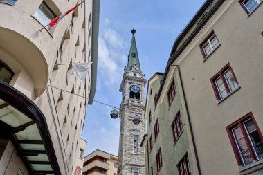 St. Moritz manzarası, ünlü kış sporları ve lüks mağazası. İsviçre.