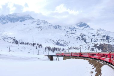 Bernina dağ geçidi. Meşhur kırmızı tren beyaz gölü geçiyor. İsviçre topraklarının muhteşem manzarası. Ünlü bir yer ve turistlerin ilgi odağı. İsviçre 'nin en iyisi