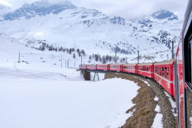 Bernina dağ geçidi. Meşhur kırmızı tren beyaz gölü geçiyor. İsviçre topraklarının muhteşem manzarası. Ünlü bir yer ve turistlerin ilgi odağı. İsviçre 'nin en iyisi