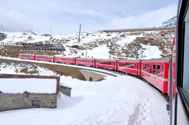 Bernina dağ geçidi. Meşhur kırmızı tren beyaz gölü geçiyor. İsviçre topraklarının muhteşem manzarası. Ünlü bir yer ve turistlerin ilgi odağı. İsviçre 'nin en iyisi