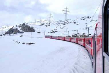 Bernina dağ geçidi. Meşhur kırmızı tren beyaz gölü geçiyor. İsviçre topraklarının muhteşem manzarası. Ünlü bir yer ve turistlerin ilgi odağı. İsviçre 'nin en iyisi