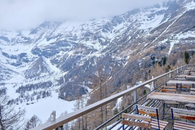 Canton Graubunden, İsviçre: Alp Grum tren istasyonunda (Bernina Express) kış mevsiminde manzara, arka planda İsviçre Alpleri