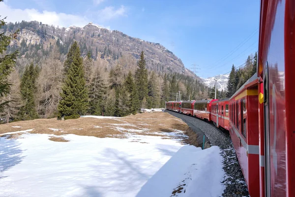 Διάσημο Ελβετικό Τρένο Βουνό Της Bernina Express Διέσχισε Ιταλικά Και — Φωτογραφία Αρχείου
