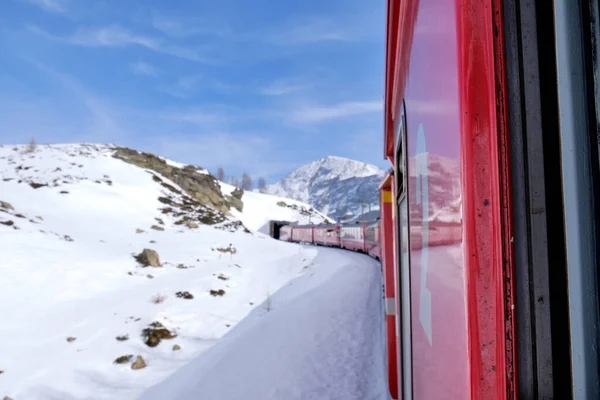 Słynny Szwajcarski Pociąg Górski Bernina Express Przejechał Włoskie Szwajcarskie Alpy — Zdjęcie stockowe
