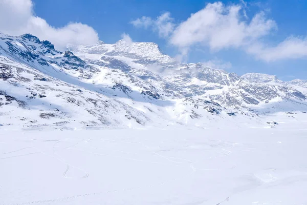 Berninapass Der Berühmte Rote Zug Überquert Den Weißen See Erstaunliche — Stockfoto