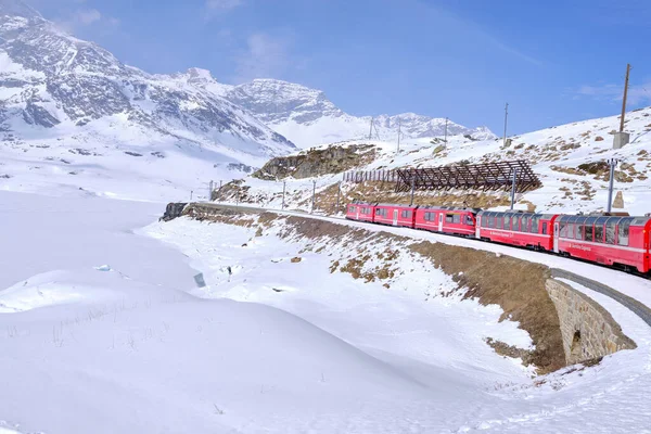 Przełęcz Bernina Słynny Czerwony Pociąg Przejeżdża Przez Białe Jezioro Niesamowity — Zdjęcie stockowe
