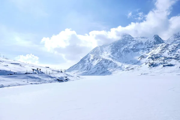 Berninapass Der Berühmte Rote Zug Überquert Den Weißen See Erstaunliche — Stockfoto
