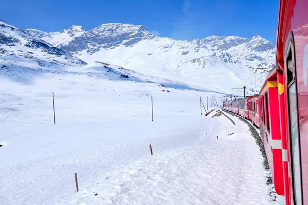 Passo Del Bernina Famoso Treno Rosso Sta Attraversando Lago Bianco — Foto Stock