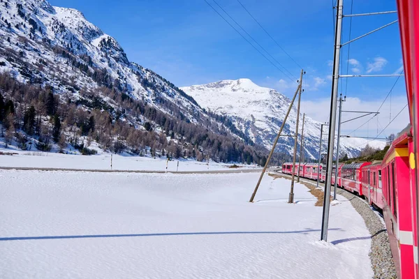 Beroemde Zwitserse Bergtrein Bernina Express Doorkruiste Italiaanse Zwitserse Alpen Een — Stockfoto