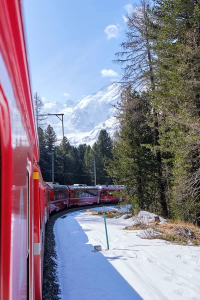 Beroemde Zwitserse Bergtrein Bernina Express Doorkruiste Italiaanse Zwitserse Alpen Een — Stockfoto