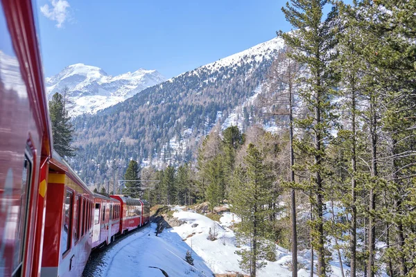 Знаменитий Швейцарський Гірський Поїзд Берніна Експрес Блакитному Небі Перетнув Італійські — стокове фото
